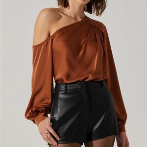 NWT ASTR the label Nieves Satin One Shoulder Top